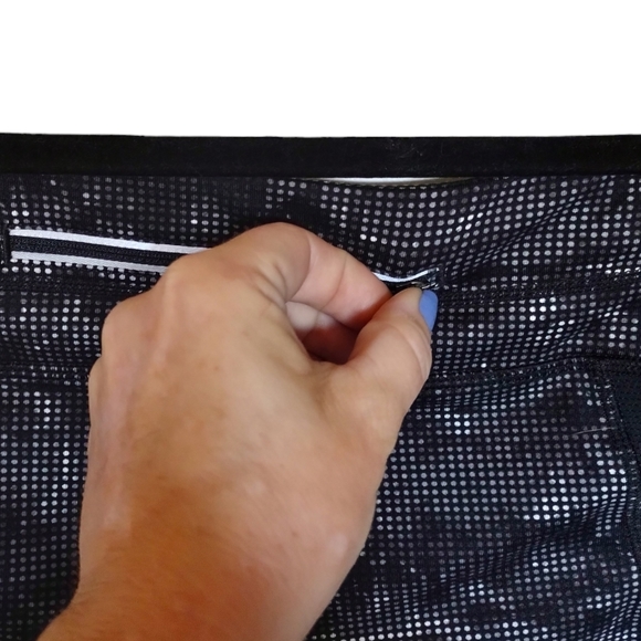 ATHLETA Be Free Knicker Capri Dot Maze Crop - Picture 5 of 6